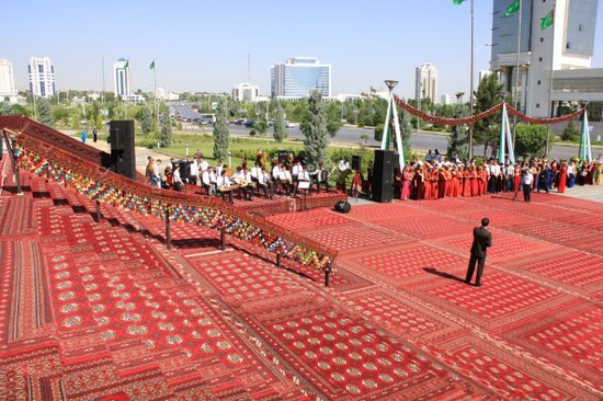 shbagatTurkmenistaninMay2012trulyaredcarpetaffair946187_516373935090679_1521930004_n_zpsd6ba5e1a.jpg